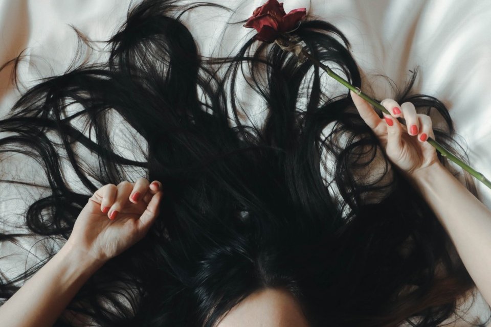 Ilustrasi, wanita dengan rambut kering dan bercabang. Sejumlah cara mengatasi rambut kering dan bercabang yaitu mengurangi frekuensi keramas, menggunakan minyak argan, serta mengonsumsi omega-3 dan vitamin.