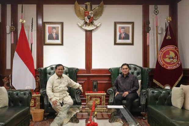 Pertemuan Menteri Pertahanan Prabowo Subianto dengan Menteri BUMN, Erick Thohir di kantor Kementerian Pertahanan, Minggu (19/6).