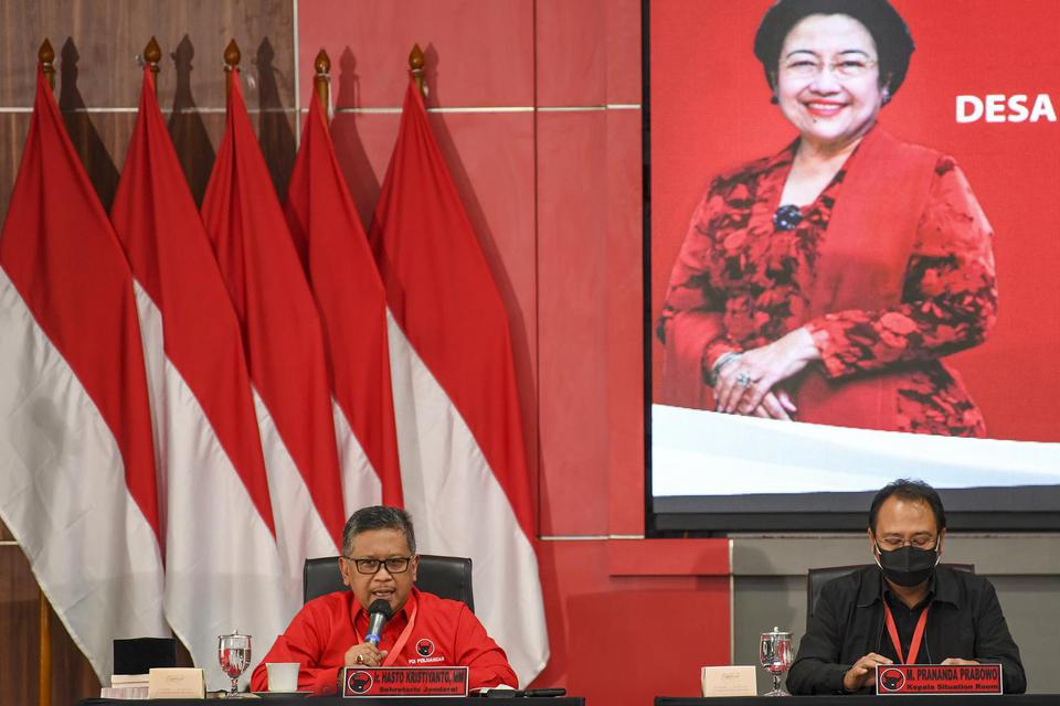 Sekjen PDI Perjuangan Hasto Kristiyanto (kiri) didampingi Ketua DPP PDI Perjuangan Bidang Ekonomi Kreatif dan Ekonomi Digital Prananda Prabowo (kanan) memberikan paparan saat paripurna pertama dalam Rapat Kerja Nasional (Rakernas) II PDI Perjuangan di Jak
