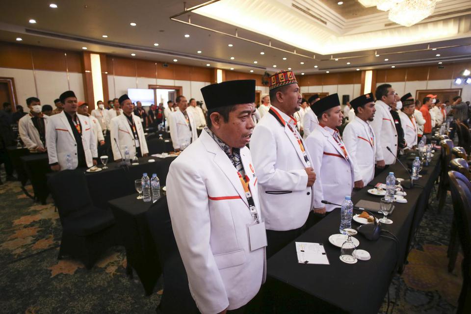 Sejumlah kader Partai Keadilan Sejahtera (PKS) mengikuti jalannya penutupan Rapimnas DPP PKS 2022 di Jakarta, Selasa (21/6/2022). 