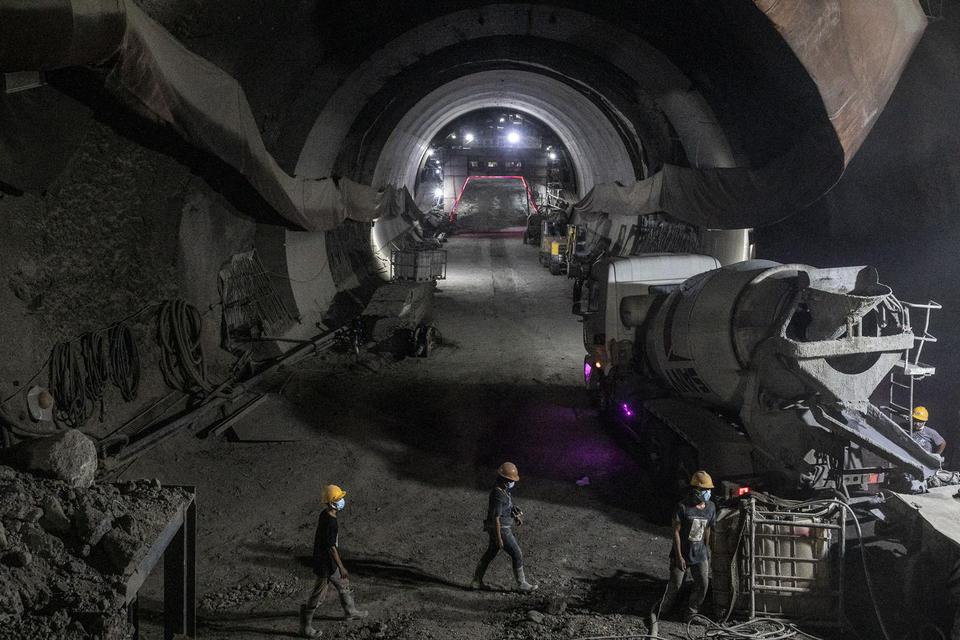 Pekerja menyelesaikan pengerjaan proyek tunnel dua Kereta Cepat Jakarta-Bandung (KCJB) di Jatiluhur, Kabupaten Purwakarta, Jawa Barat, Selasa (21/6/2022). 