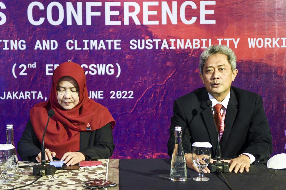 Direktur Jenderal Pengendalian Perubahan Iklim selaku co-Chair CSWG Laksmi Dhewanthi (kiri) bersama Direktur Jenderal Pengendalian Pencemaran dan Kerusakan Lingkungan (PPKL) sekaligus co-Chair EDM Sigit Reliantoro (kanan) di Jakarta, Selasa (21/6/2022).