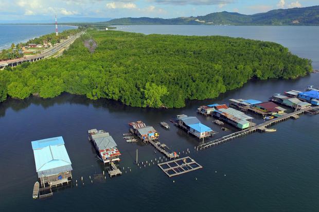 Foto udara suasana Kampung Enggros yang di Teluk Youtefa, Jayapura, Papua, Selasa (21/6/2022). 