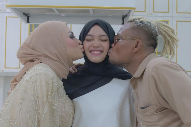 Putri Delina dan Nathalie Holscher