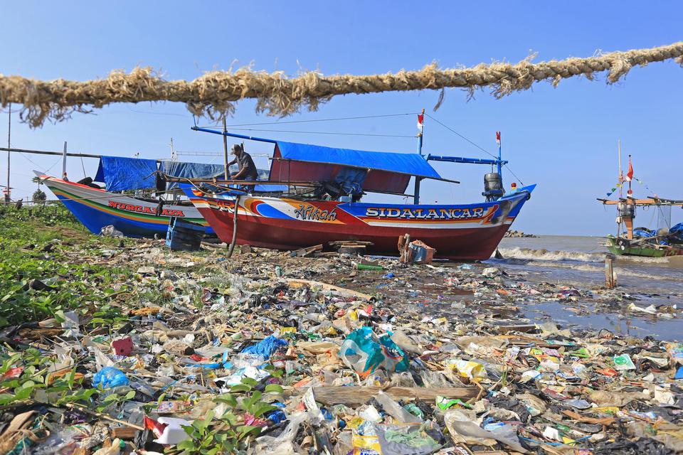Pemerintah Indonesia berkomitmen untuk mengurangi sampah plastik di laut sebesar 70 persen di tahun 2025.