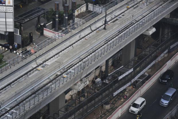 Sejumlah kendaraan melintas di samping proyek pembangunan Stasiun LRT (Light Rail Transit) di Kuningan, Jakarta Selatan, Rabu (22/6/2022). Perkembangan pembangunan LRT JABODEBEK (Jakarta, Bogor, Depok, Bekasi) telah mencapai 91 persen dan akan dioperasika