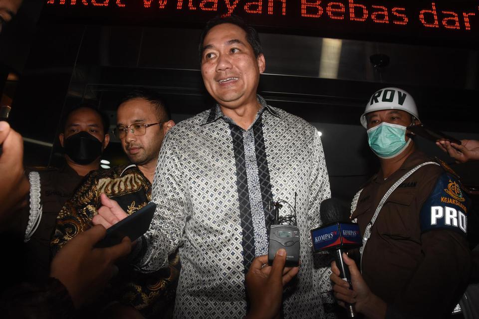 Mantan Menteri Perdagangan Muhammad Lutfi (tengah) berjalan keluar ruangan usai menjalani pemeriksaan di Gedung Bundar Jampidsus, Kejaksaan Agung, Jakarta, Rabu (22/6/2022). 