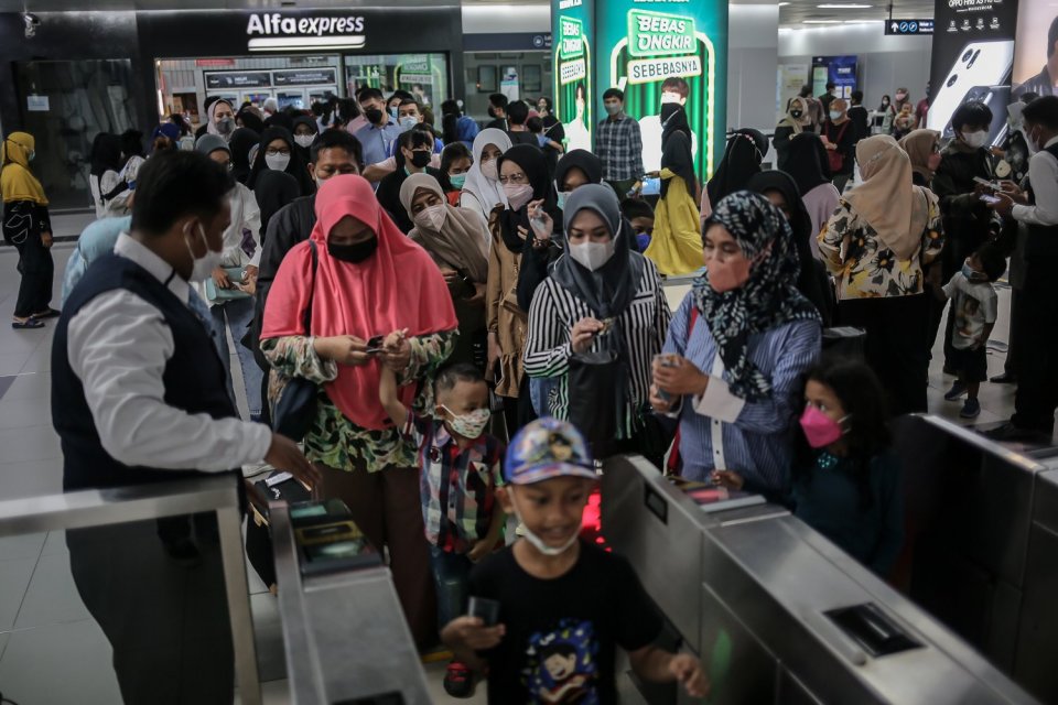 Antusias Warga Menikmati Moda Trasnportasi MRT Gratis pada HUT DKI Jakarta