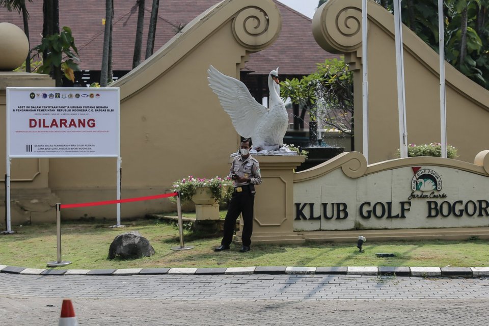 Satgas BLBI menyita aset milik dua bos Bank Asia Pacific, Setiawan Harjono dan Hendrawan Haryono, yang berlokasi di perumahan di Bogor, Jawa Barat, Rabu (22/6). 