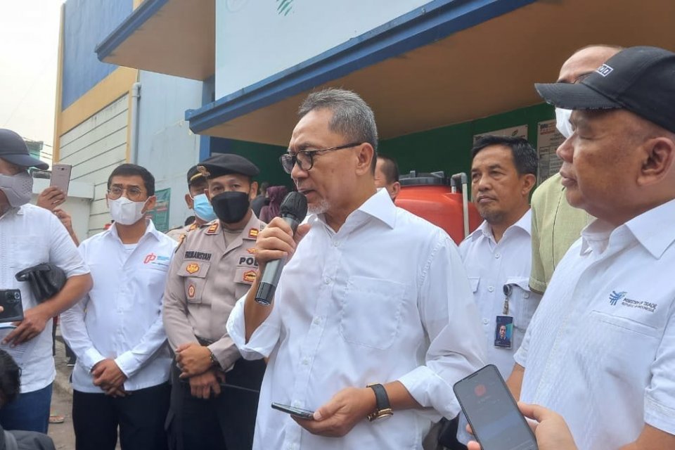 Menteri Perdagangan Zulkifli Hasan menjawab pertanyaan wartawan saat mengunjungi Pasar Kelnder, Jakarta, Rabu (22/6).