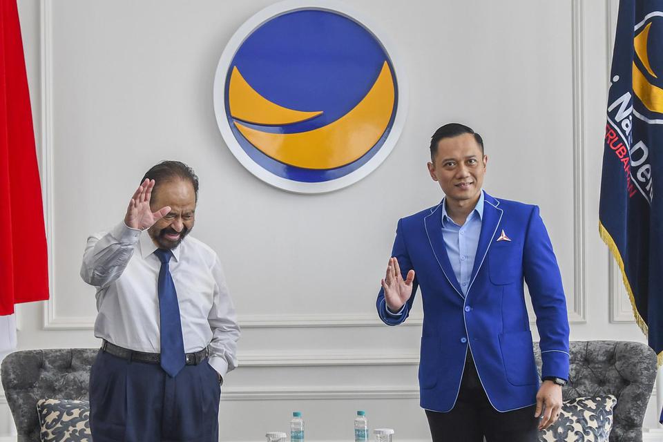 Ketua Umum Partai NasDem Surya Paloh (kiri) berbincang dengan Ketua Umum Partai Demokrat Agus Harimurti Yudhoyono (kanan) di Kantor DPP Nasdem, Jakarta, Kamis (23/6/2022).