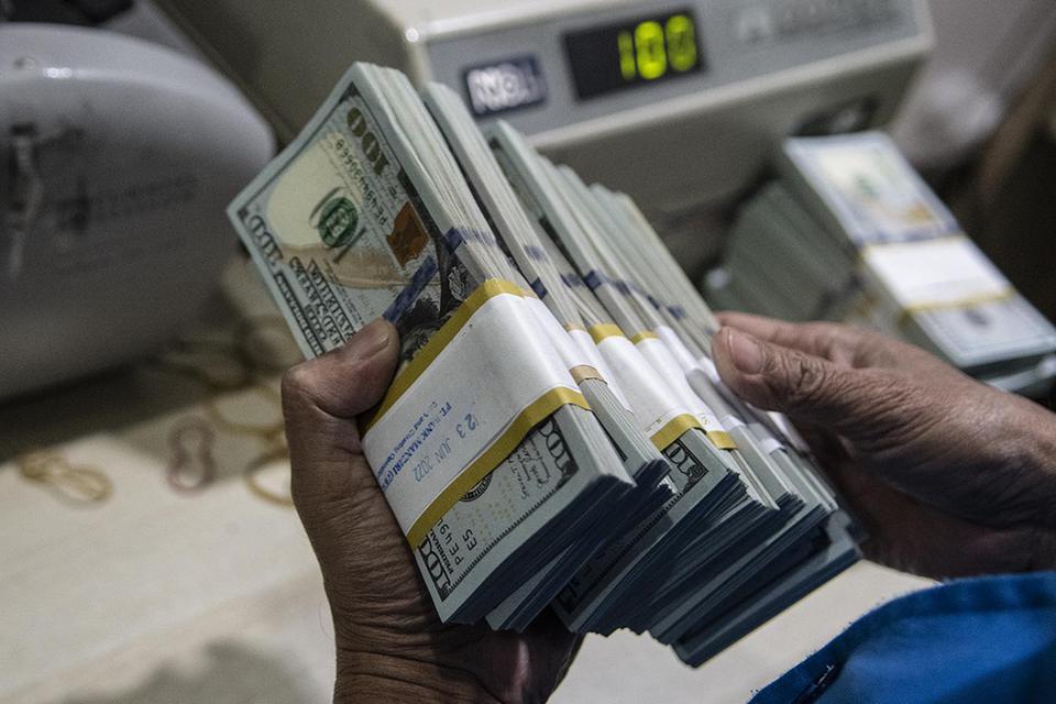 Petugas menghitung uang dolar AS di Cash Pooling Bank Mandiri, Jakarta, Kamis (23/6/2022). 