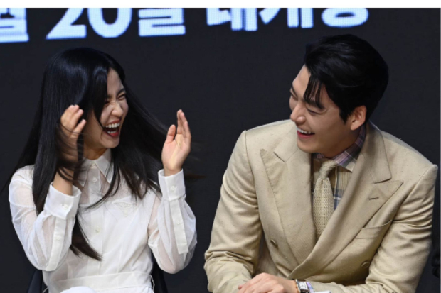 Kim Tae Ri dan Kim Woo Bin di presscon film Alienoid