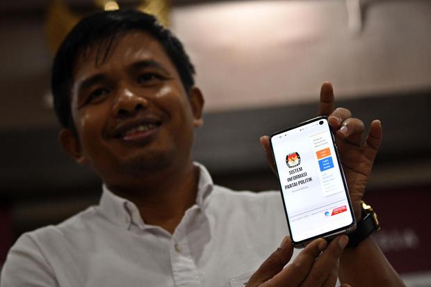 Anggota Komisi Pemilihan Umum (KPU) Idham Holik menunjukkan tampilan Sistem Informasi Partai Politik (Sipol) Pemilu 2024 di Jakarta, Jumat (24/6/2022). 