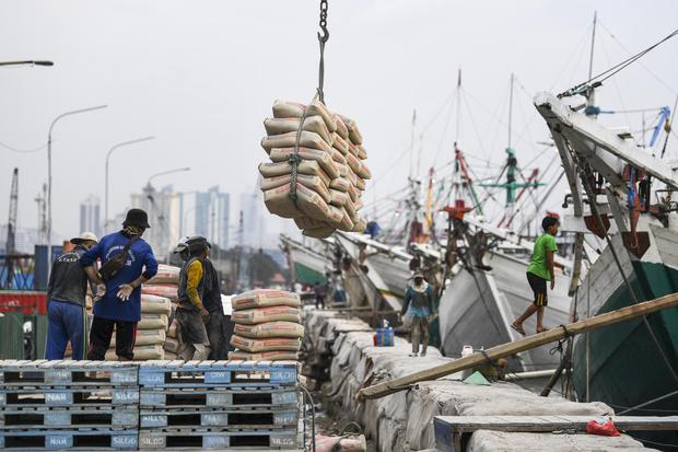 Sejumlah pekerja melakukan bongkar muat semen di Pelabuhan Sunda Kelapa, Jakarta Utara, Jumat (24/6/2022). Menurut Menteri Keuangan Sri Mulyani, Anggaran Pendapatan dan Belanja Negara (APBN) pada bulan Mei 2022 kembali mencatatkan surplus sebesar Rp132,2 