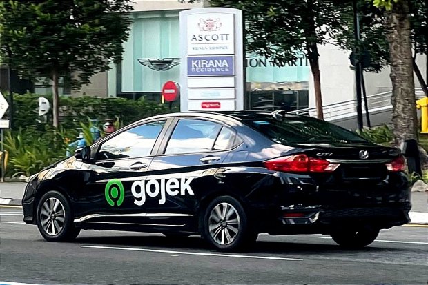 Kendaraan dengan logo Gojek di Malaysia