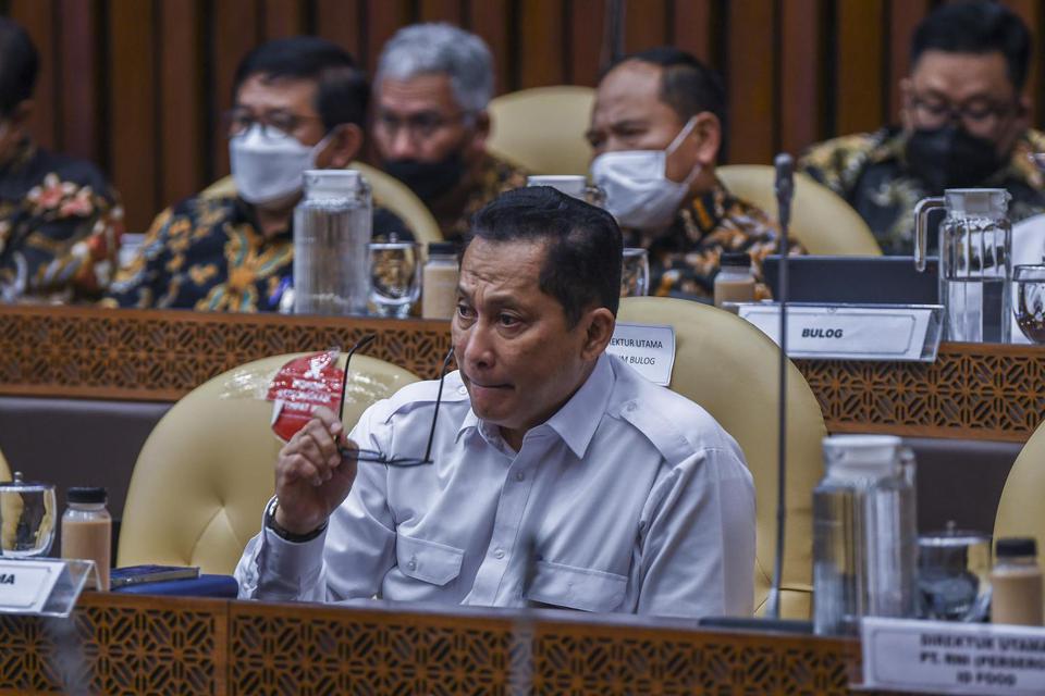 Direktur Utama Perum Bulog Budi Waseso mengikuti Rapat Dengar Pendapat (RDP) dengan Komisi IV DPR di Kompleks Parlemen, Senayan, Jakarta, Senin (27/6/2022). Rapat tersebut membahas anggaran penanganan Penyakit Mulut dan Kuku (PMK) sebesar Rp4,4 triliun se