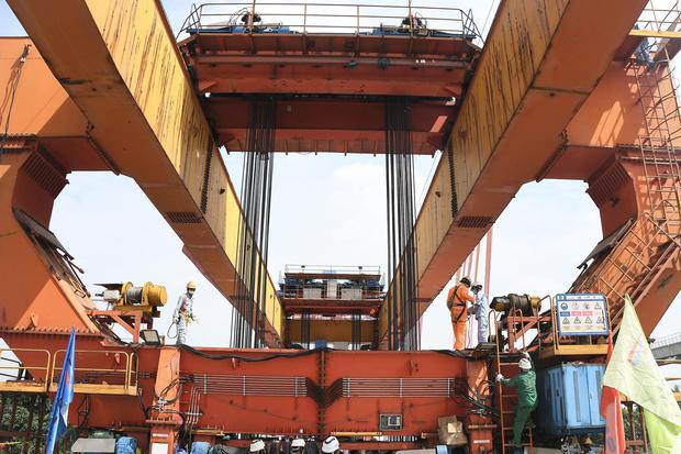 Sejumlah pekerja menyelesaikan pemasangan girder box di pembangunan Proyek Kereta Cepat Jakarta-Bandung (KCJB) di Jatibening, Bekasi, Jawa Barat, Senin (27/6/2022). Pemasangan girder box proyek KCJB sudah rampung dengan total 1.018 girder box dan pembang