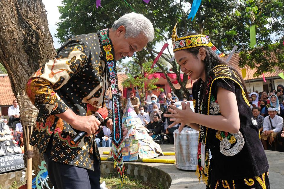 Gubernur Jawa Tengah Ganjar Pranowo (kiri) menerima cendera mata dari pelajar perwakilan provinsi Kalimantan Timur saat membuka Borobudur Student Festival 2022 di Canisio Art Centre Borobudur, Magelang, Jawa Tengah Senin (27/6/2022). Ganjar mengapresiasi 