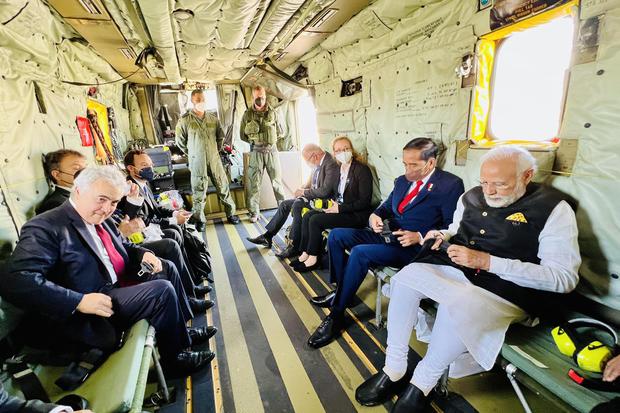 Presiden Joko Widodo (kedua kanan) dan Perdana Menteri India Narendra Modi (kanan) memakai sabuk pengaman saat berada di helikopter militer tipe Sikorsky CH53Êuntuk menghadiri Konferensi Tingkat Tinggi (KTT) G7 ke-48 di Munich, Jerman, Senin (27/6/2022).