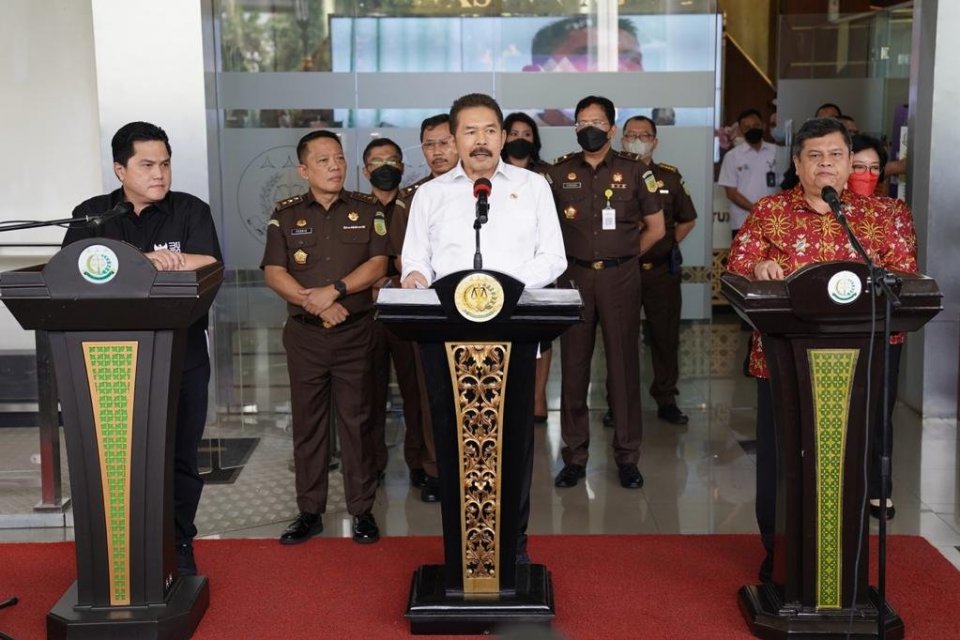 Jaksa Agung ST Burhanuddin dan Menteri BUMN Erick Thohir mengumumkan penindakan dari kasus dugaan korupsi pengadaan pesawat Garuda Indonesia pada Senin (27/6). 
