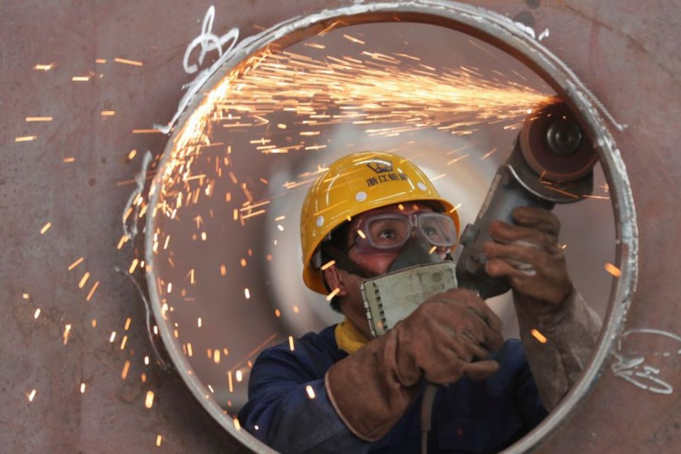 Pekerja manufaktur baja sedang melakukan aktifitasnya di sebuah pabrik di Huzhou, Zhejiang province, Cina (17/5/2022).