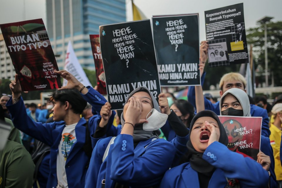 Sejumlah mahasiswa yang tergabung dalam Aliansi Reformasi KUHP melakukan aksi unjuk rasa tolak RKHUP di depan Gedung DPR RI, Jakarta, Selasa (28/6/2022). 