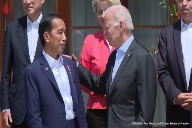 Presiden Joko Widodo berbicara dengan Presiden Amerika Serikat Joe Biden di pertemuan G7 di Elmau, Jerman, Senin (27/6). Foto Youtube Sekretariat Pres