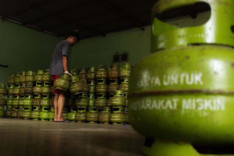 Karyawan membongkar muat tabung gas Elpiji 3 kg di sebuah agen di Mampang Prapatan, Jakarta, Kamis (30/6/2022). 