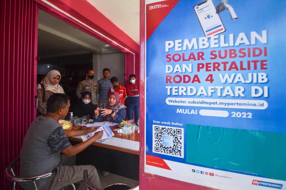 Petugas Pertamina menyosialisasikan aktivasi pendaftaran pembelian BBM bersubsidi kepada pengendara di SPBU Kota Padangpanjang, Sumatera Barat, Jumat (1/7/2022). 