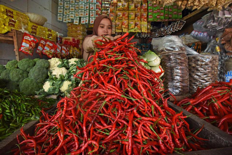 Pedagang sayur menyortir cabai merah di Pasar Induk Rau Kota Serang, Banten, Jumat (1/7/2022).