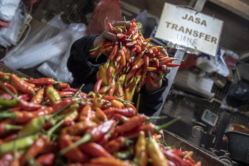 Pedagang cabai menata dagangannya di Pasar Senen, Jakarta, Jumat (1/7/2022). Badan Pusat Statistik (BPS) mencatat inflasi sepanjang bulan Juni 2022 sebesar 4,35 persen (yoy), dimana penyumbang inflasi tersebut berasal dari komoditas cabai merah, cabai raw