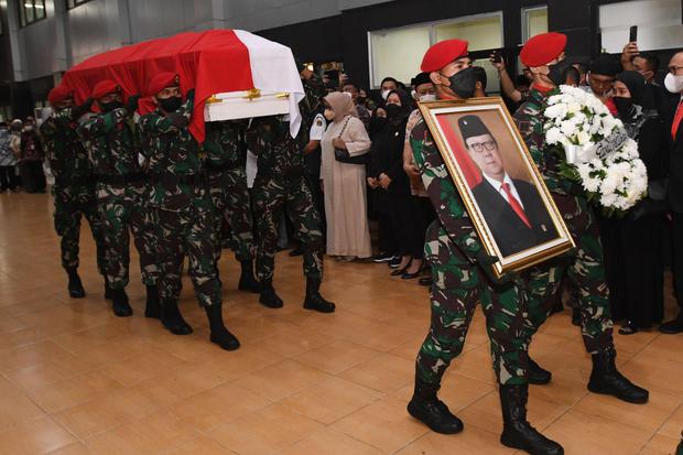 Sejumlah prajurit TNI menggotong peti berisi jenazah Menteri Pendayagunaan Aparatur Negara dan Reformasi Birokrasi (PANRB) Tjahjo Kumolo dalam upacara militer di Gedung Kementerian PANRB, Jakarta, Jumat (1/7/2022). Tjahjo Kumolo meninggal dunia di Rumah S