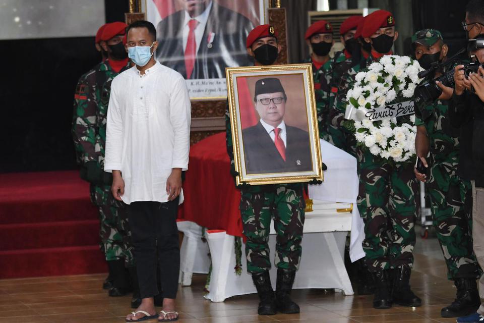 Prajurit TNI membawa foto Menteri Pendayagunaan Aparatur Negara dan Reformasi Birokrasi (PANRB) Tjahjo Kumolo dalam upacara persemayaman di Gedung Kementerian PANRB, Jakarta, Jumat (1/7/2022). 