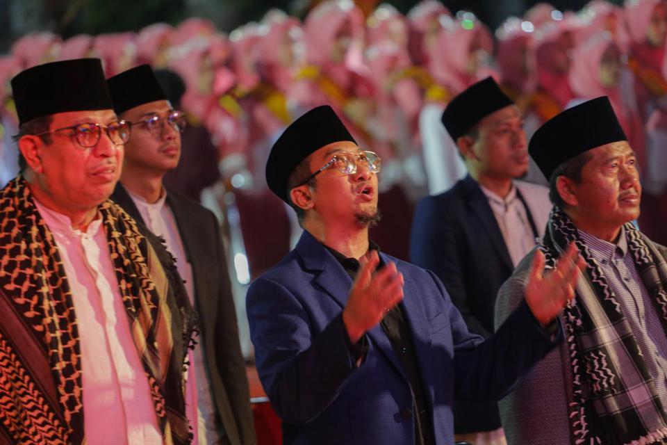 Pendiri Pesantren Daarul Quran Yusuf Mansur berdoa saat Wisuda Tahfidz Nasional di Pesantren Daarul Quran, Cipondoh, Kota Tangerang, Banten, Sabtu (2/7/2022). 