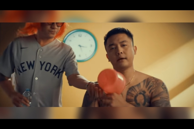 Video klip Di Atas Normal