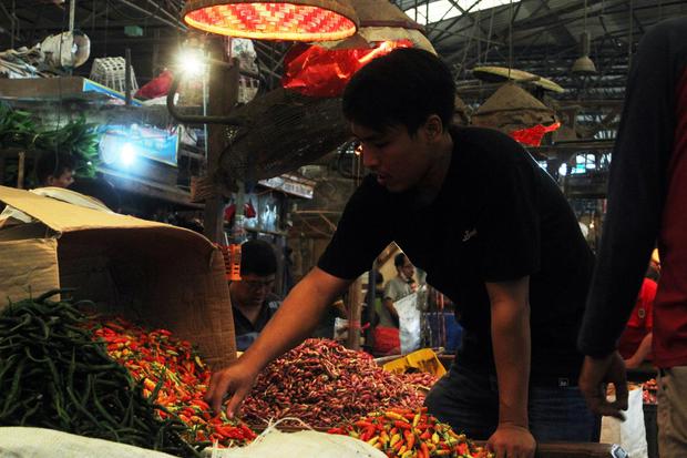 Pedagang memilah cabai rawit merah di Pasar Induk Kramat Jati, Jakarta, Senin (4/7/2022).