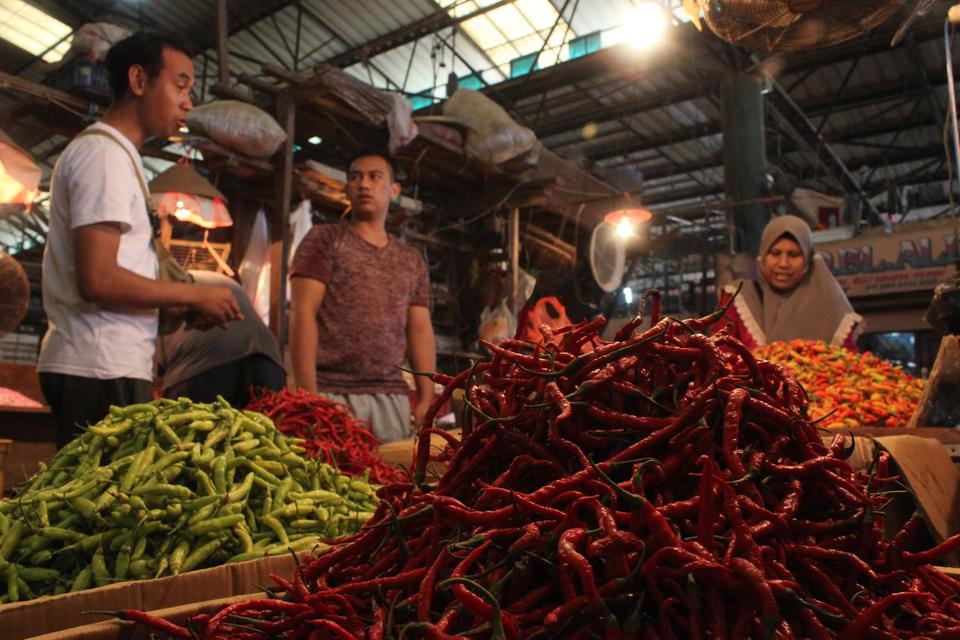 Pedagang cabai melayani pembeli di Pasar Induk Kramat Jati, Jakarta, Senin (4/7/2022).