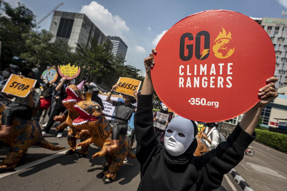 Aktivis dari komunitas Fossil Free dan Climate Ranger melakukan unjuk rasa di Jakarta, Selasa (5/7/2022). Aksi tersebut sebagai bentuk untuk menyuarakan kepada salah satu perusahaan milik pemerintah untuk menghentikan pendanaan ke batu bara karena krisis 