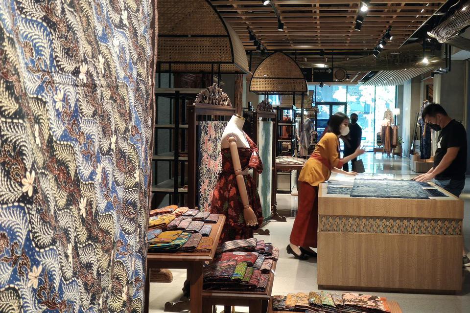 Pengunjung mengamati kain batik yang dijual di Sarinah, Jakarta, Selasa (5/7/2022). Sarinah merupakan wadah bagi sejumlah produsen produk UMKM lokal yang sebagian besar telah lolos proses kurasi dan diharapkan mampu membawa UMKM lokal ke pasar internasion