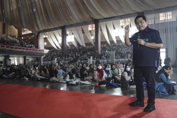 Menteri BUMN Erick Thohir menyampaikan paparan pada Kuliah Umum Tokoh Nasional di Universitas Jenderal Soedirman (Unsoed), Purwokerto, Banyumas, Jawa Tengah, Selasa (5/7/2022). Kuliah Umum tersebut membahas "Kolaborasi BUMN dan Perguruan Tinggi dalam Men