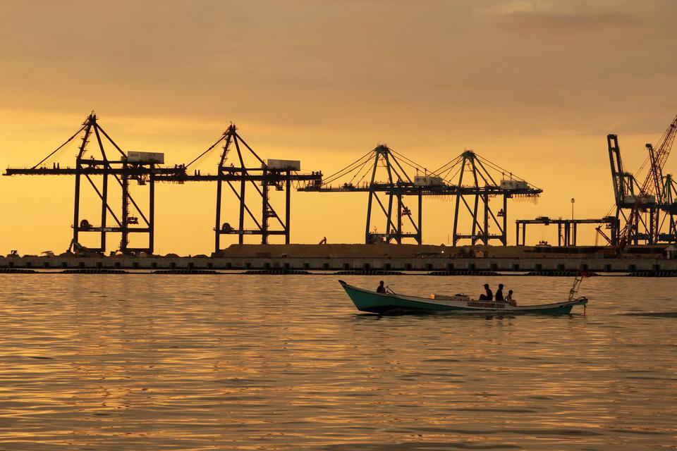 Nelayan menaiki perahu di dekat proyek pembangunan Makassar New Port (MNP) di Makassar, Sulawesi Selatan, Selasa (5/7/2022). PT Pelabuhan Indonesia (Persero) menargetkan proyek strategis nasional tersebut dapat beroperasi secara penuh pada pertengahan tah