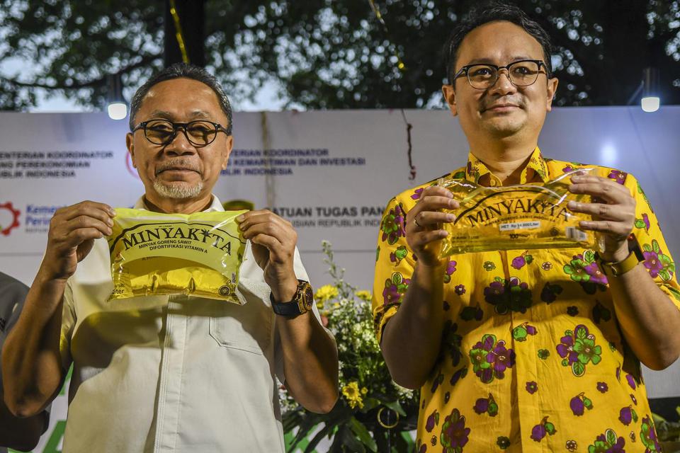 Menteri Perdagangan Zulkifli Hasan (kiri) bersama Wakil Menteri Perdagangan Jerry Sambuaga (kanan) memperlihatkan minyak goreng kemasan saat peluncuran minyak goreng kemasan rakyat (MinyaKita) di kantor Kementerian Perdagangan, Jakarta, Rabu (6/7/2022). 