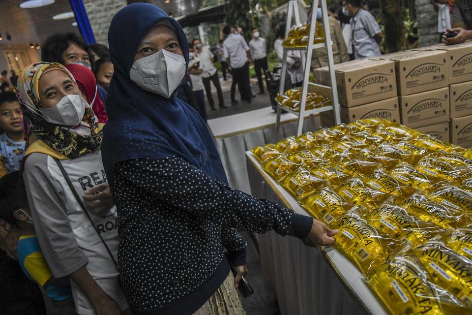Sejumlah warga mengantre untuk membeli minyak goreng kemasan saat peluncuran minyak goreng kemasan rakyat (MinyaKita) di kantor Kementerian Perdagangan, Jakarta, Rabu (6/7/2022). Kementerian Perdagangan meluncurkan minyak goreng curah kemasan sederhana de