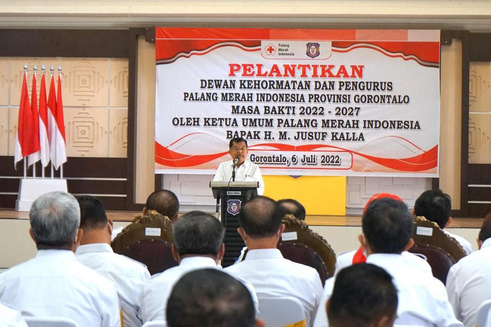 Ketua Umum Palang Merah Indonesia (PMI) Muhammad Jusuf Kalla memberi sambutan saat melakukan kunjungan di Rumah Jabatan Gubernur Gorontalo di kota Gorontalo, Rabu (6/7/2022). 