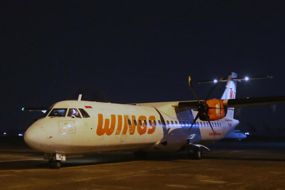 Pesawat ATR 72 Wings Air bersiap parkir usai melakukan penerbangan dari Bandara Tunggul Wulung Cilacap di Apron Bandara Pondok Cabe, Tangerang Selatan, Banten, Rabu (6/7/2022). Maskapai Wings Air melakukan uji coba pendaratan dan evaluasi rute, maskapai L