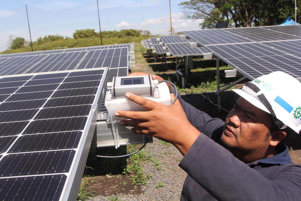Teknisi memasang sensor radiasi matahari pada panel surya pada instalasi Pembangkit Listrik Tenaga Surya (PLTS) di kampus Institut Teknologi Nasional (ITN) Malang, Jawa Timur, Kamis (7/7/2022). PLTS yang menggunakan sistem bersambung dengan jaringan listr