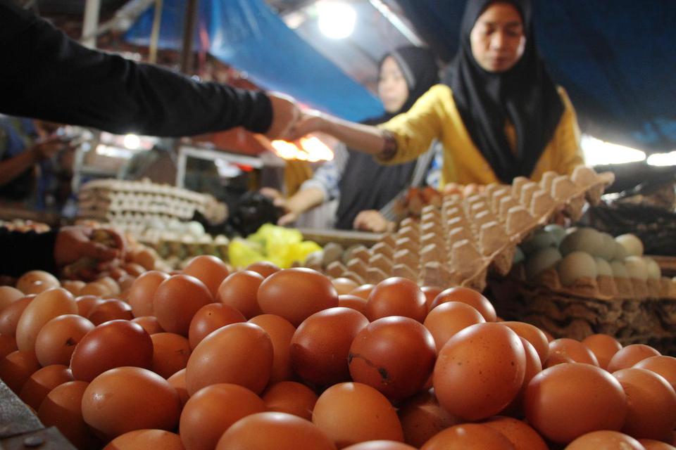 Pedagang telur ayam ras melayani pembeli di Pasar Pabaeng-Baeng, Makassar, Sulawesi Selatan, Kamis (7/7/2022). 