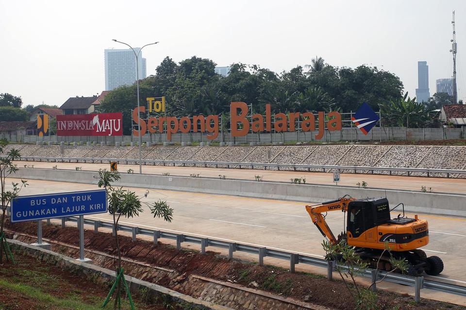 Pekerja dengan menggunakan alat berat melintas di ruas tol Serpong - Balaraja (Serbaraja) seksi 1A yang pembangunannya sudah rampung di Serpong, Tangerang Selatan, banten, Kamis (7/7/2022). Sinarmas Land melalui PT Trans Bumi Serbaraja di bawah supervisi 