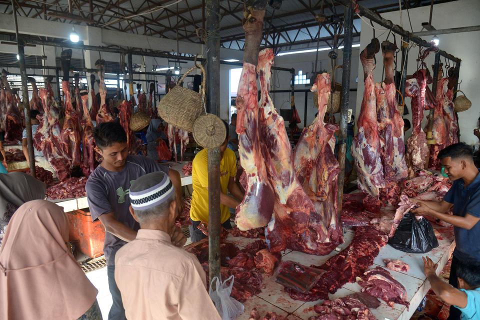 Warga berbelanja daging sapi di Pasar Al Mahirah, Desa Lampulo, Banda Aceh, Aceh, Jumat (8/7/2022). 
